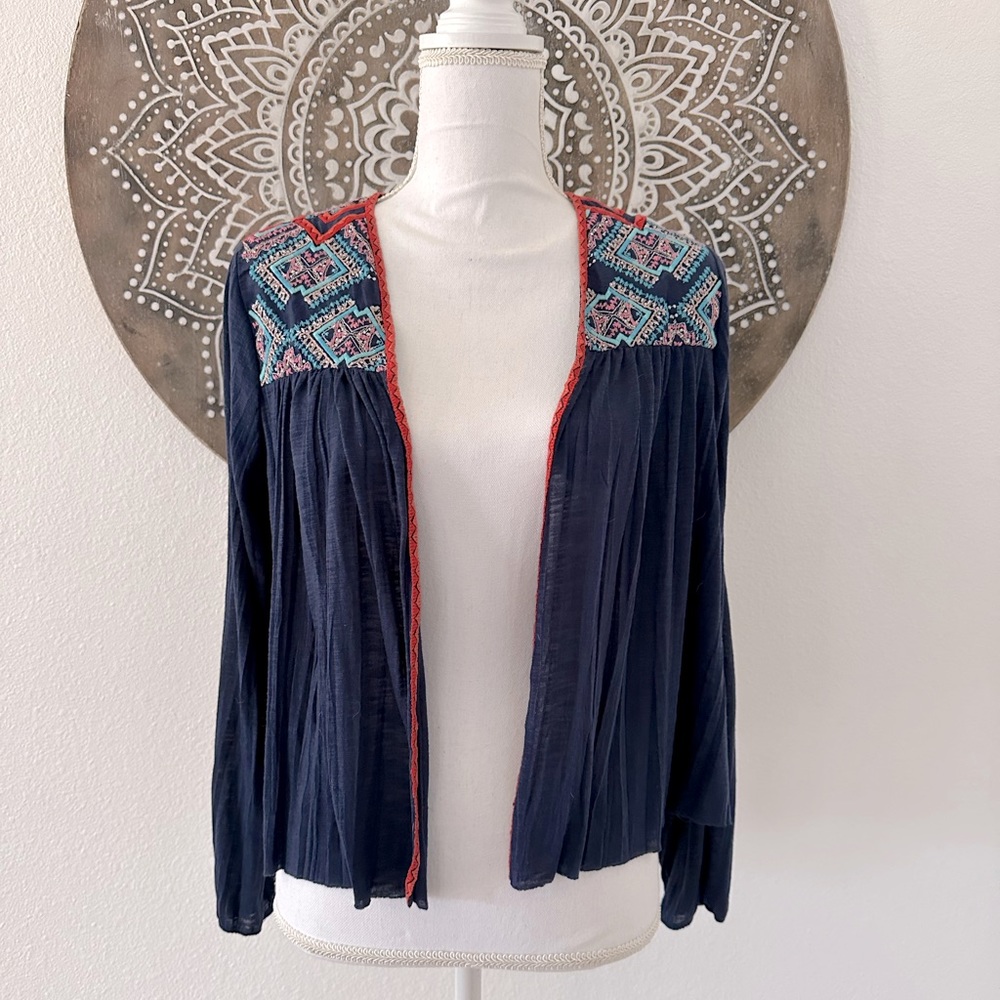 AMERICAN EAGLE embroidered boho open front lightweight jacket. Size medium.